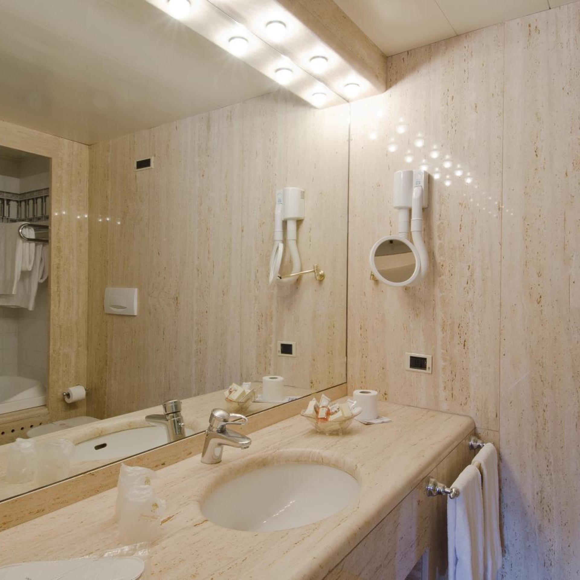 غرفة عائلية، Grande Albergo Roma 4/7