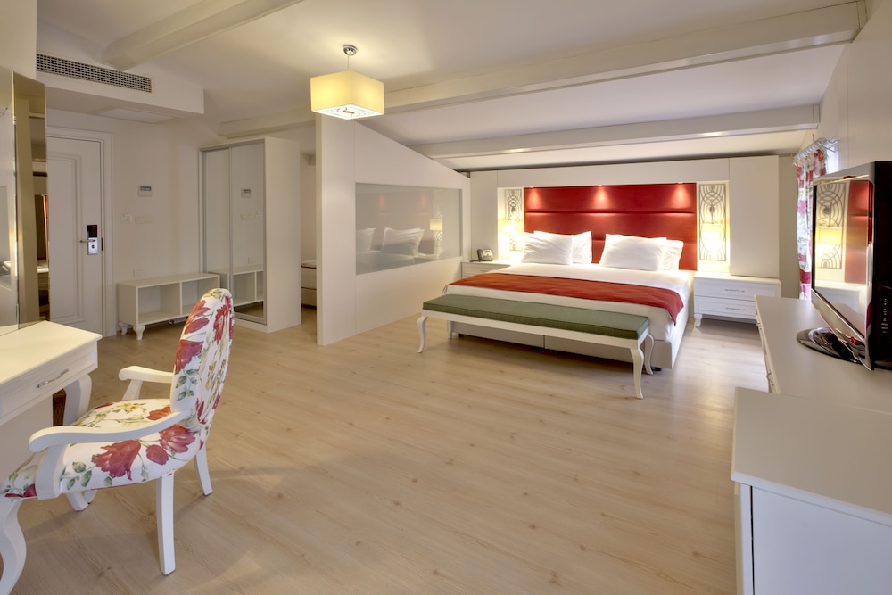 Suite, 1 Double and 1 Single Bed, Queen Bed, Baga Hotel 4/9