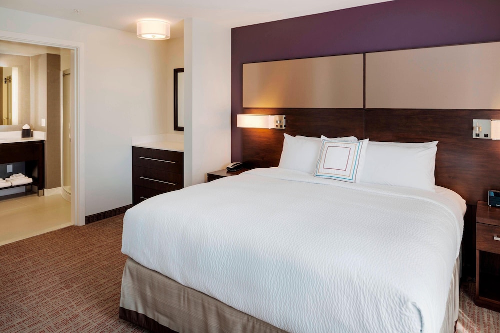 Studio, King Bed, Sofa, Accessible