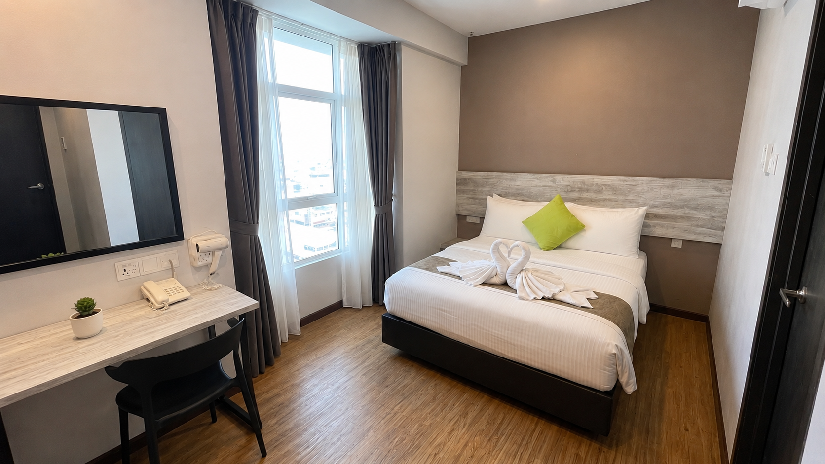 EXECUTIVE, QUEEN BED