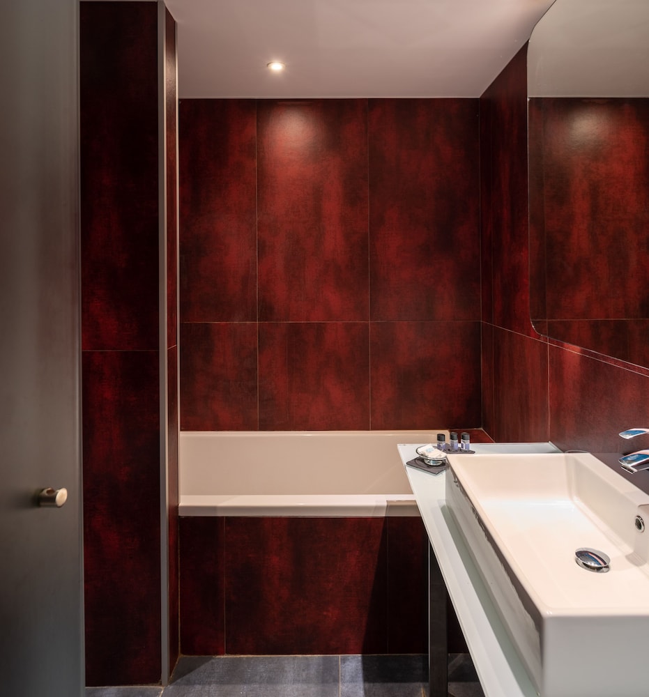 Essence Contemporary Living Hotel 48/50
