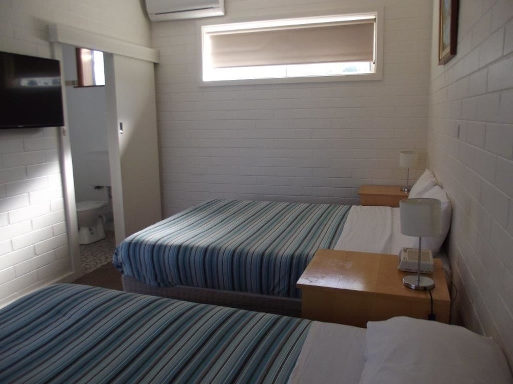 GUICHEN BAY MOTEL 15/54