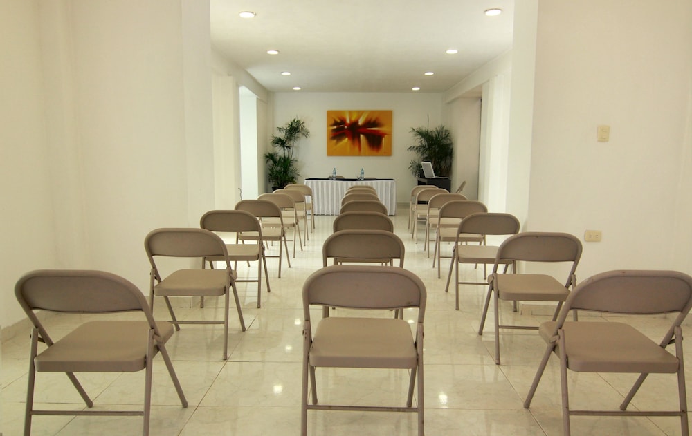 Hotel Embajadores by Kavia 34/46