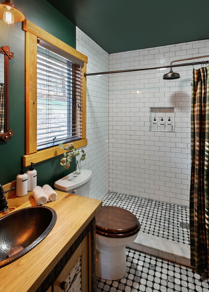 Urban Cowboy Lodge - Catskills 60/60