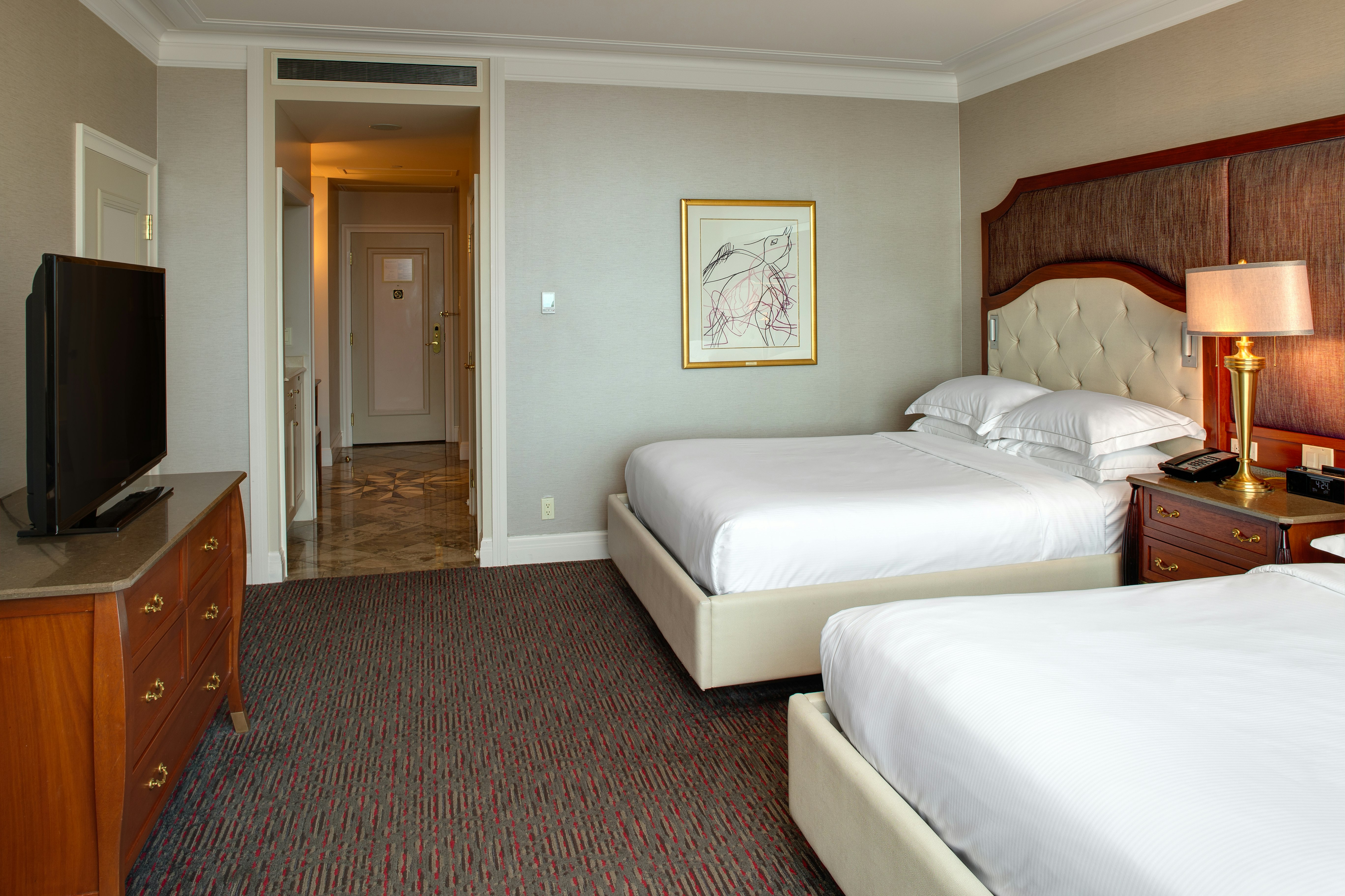 DELUXE, 2 QUEEN BEDS, LAKE VIEW
