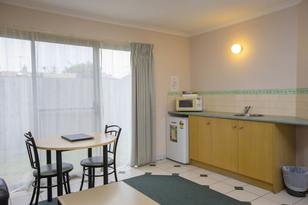ROSE GARDEN MOTEL 26/55