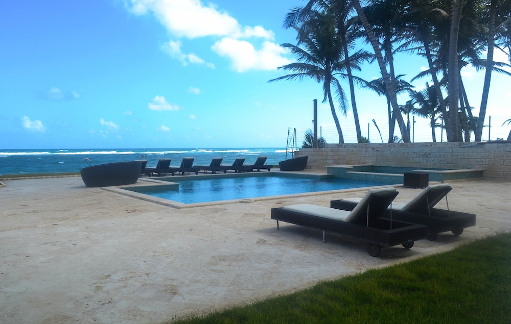 WATERMARK LUXURY OCEANFRONT ALL SUITE HOTEL 32/56