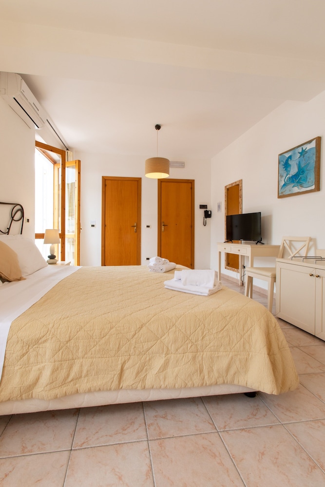ROOM, QUADRUPLE, DOUBLE AND TWIN BEDS