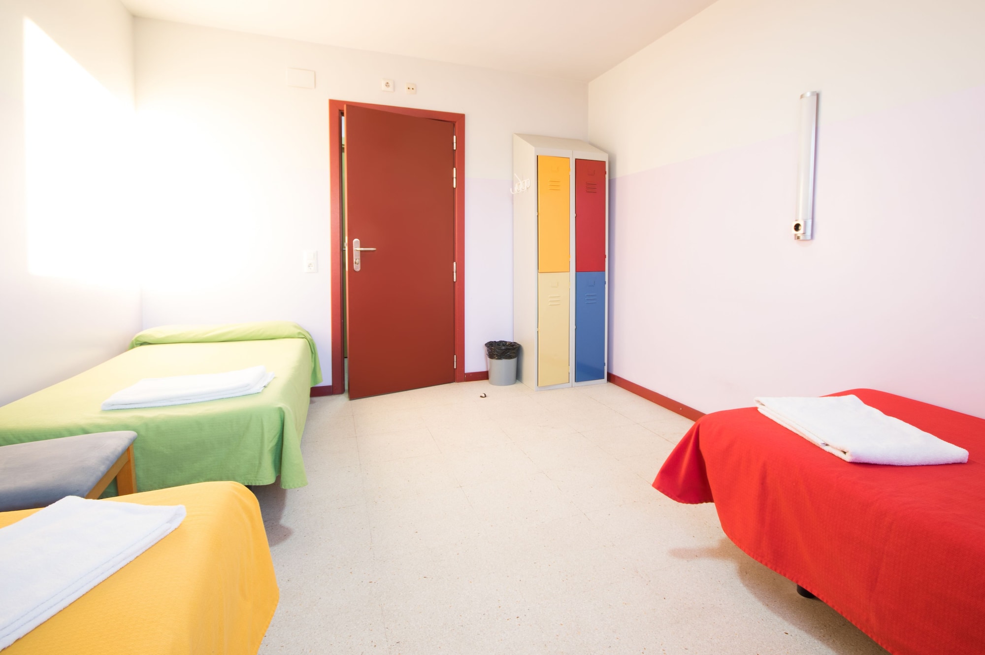 ROOM, TRIPLE, SHARED BATHROOM