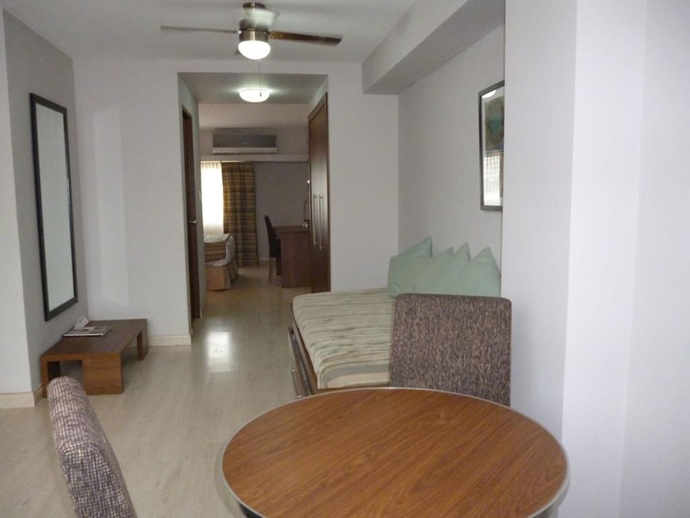 Tower House Suites 28/39