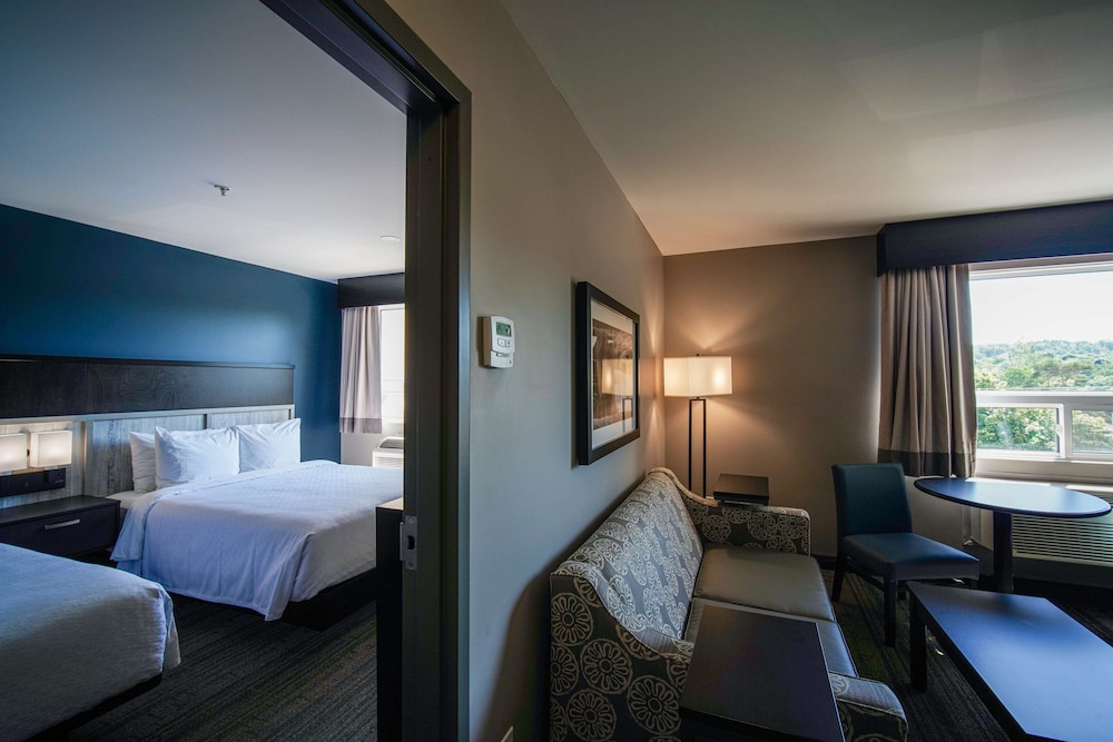 Best Western Plus Chocolate Lake Hotel 13/80