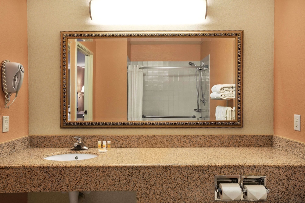 Days Inn & Suites Surprise 2/25