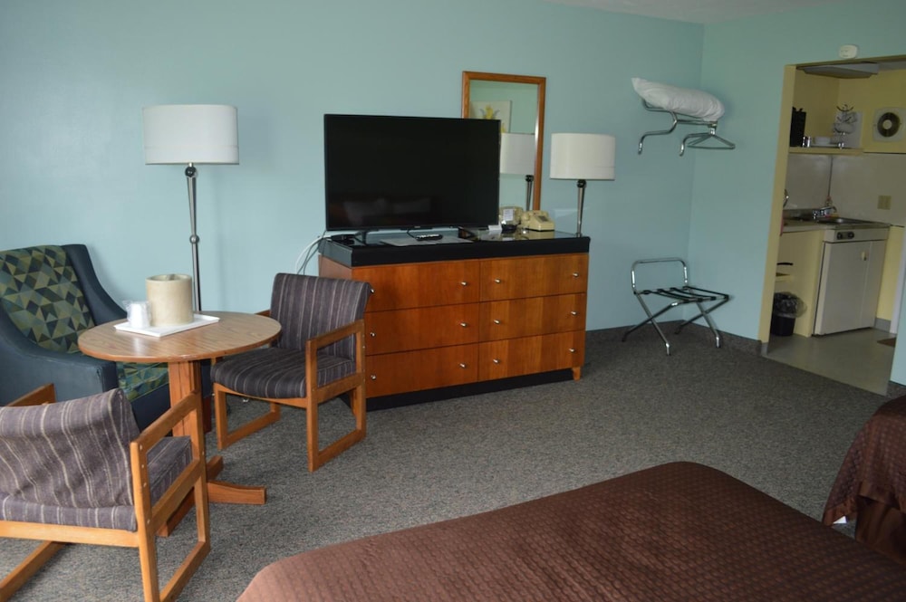Copper Lantern Motor Lodge 20/36