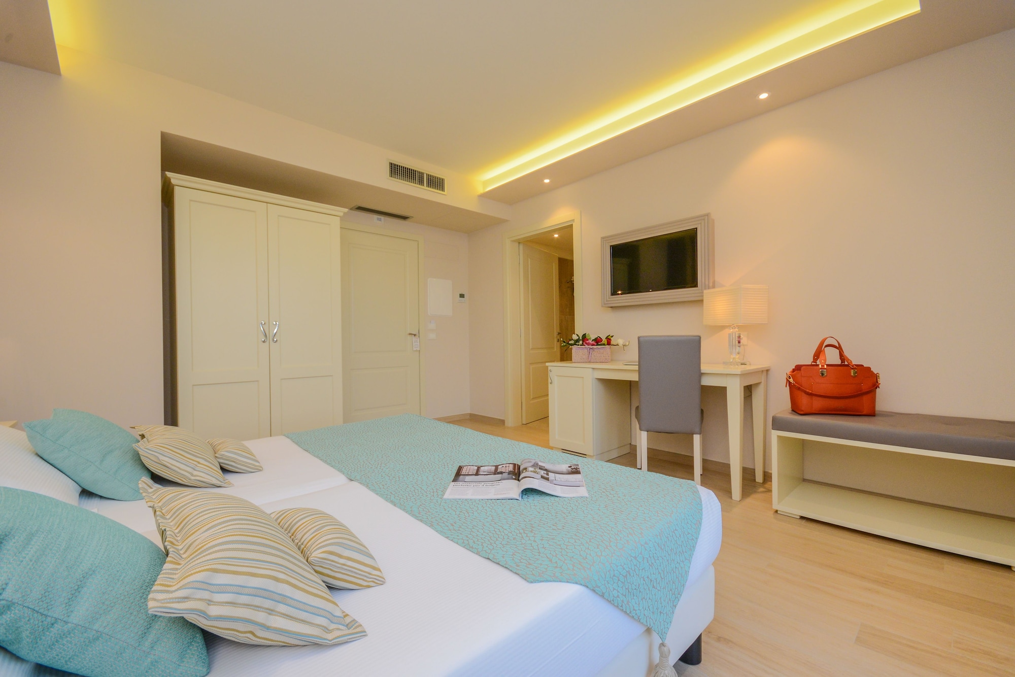 DELUXE, DOUBLE BED, LAKE VIEW, BALCONY