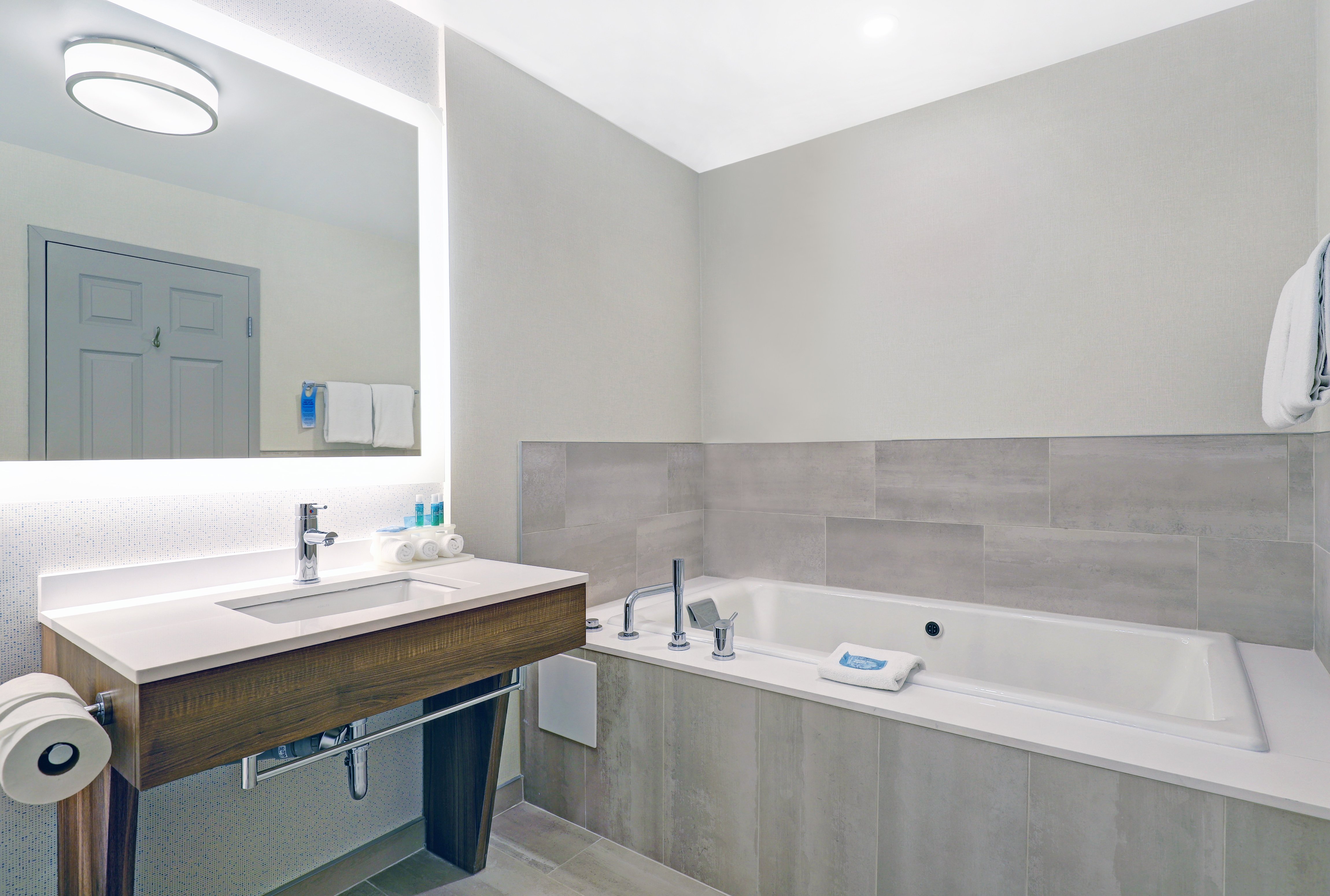 Holiday Inn Express Whitby Oshawa An Ihg Hotel 74/78