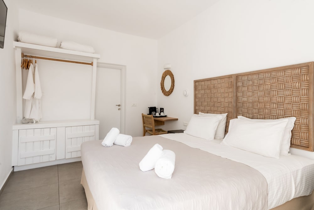 Super Paradise, Twin Beds