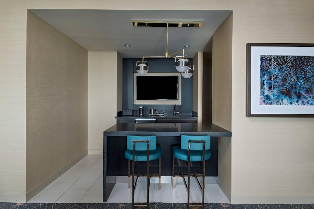 MARRIOTT MARQUIS HOUSTON 56/65