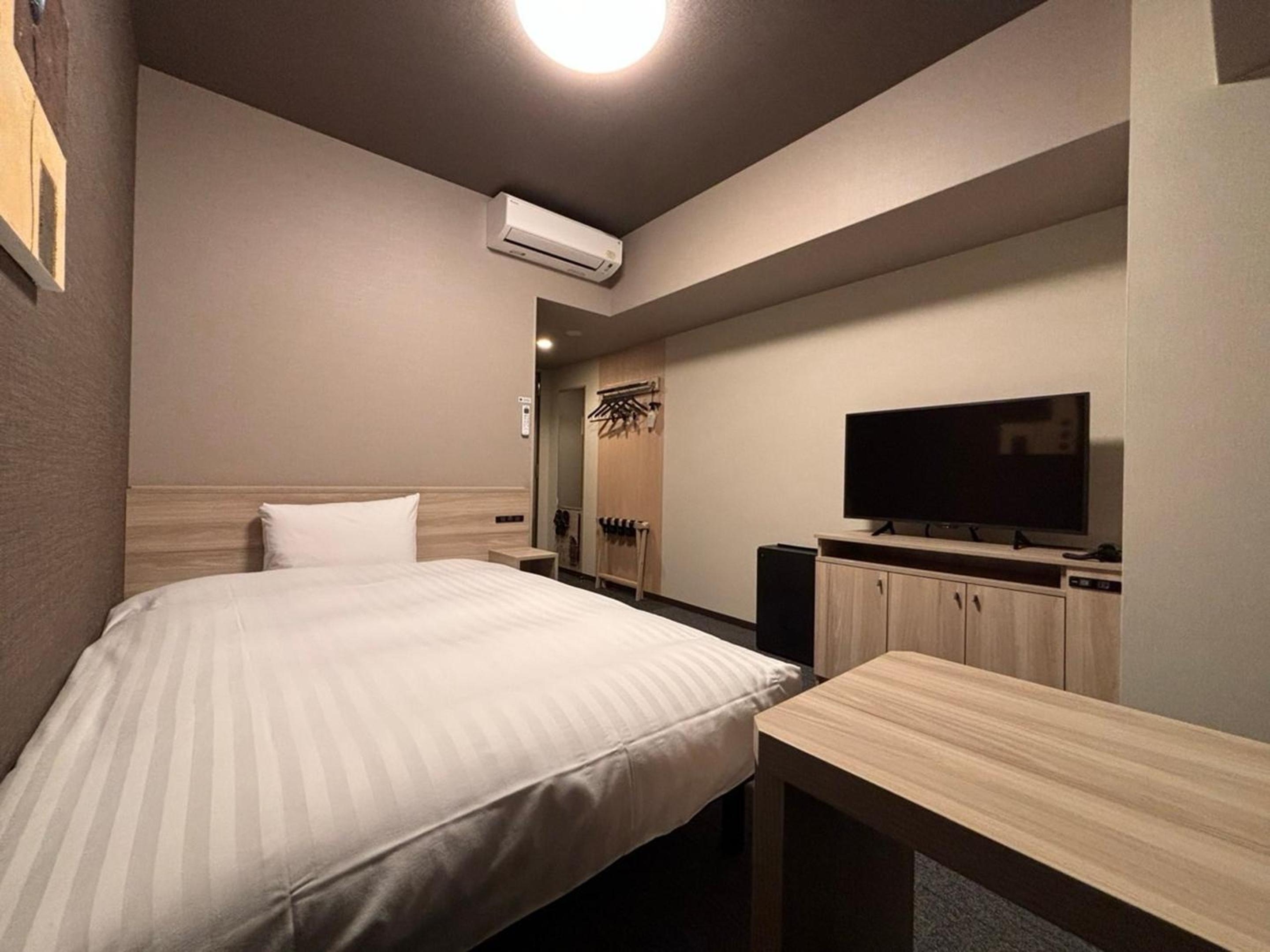Room, Single, Single Bed, Electronic Cigarette Only, Smoking