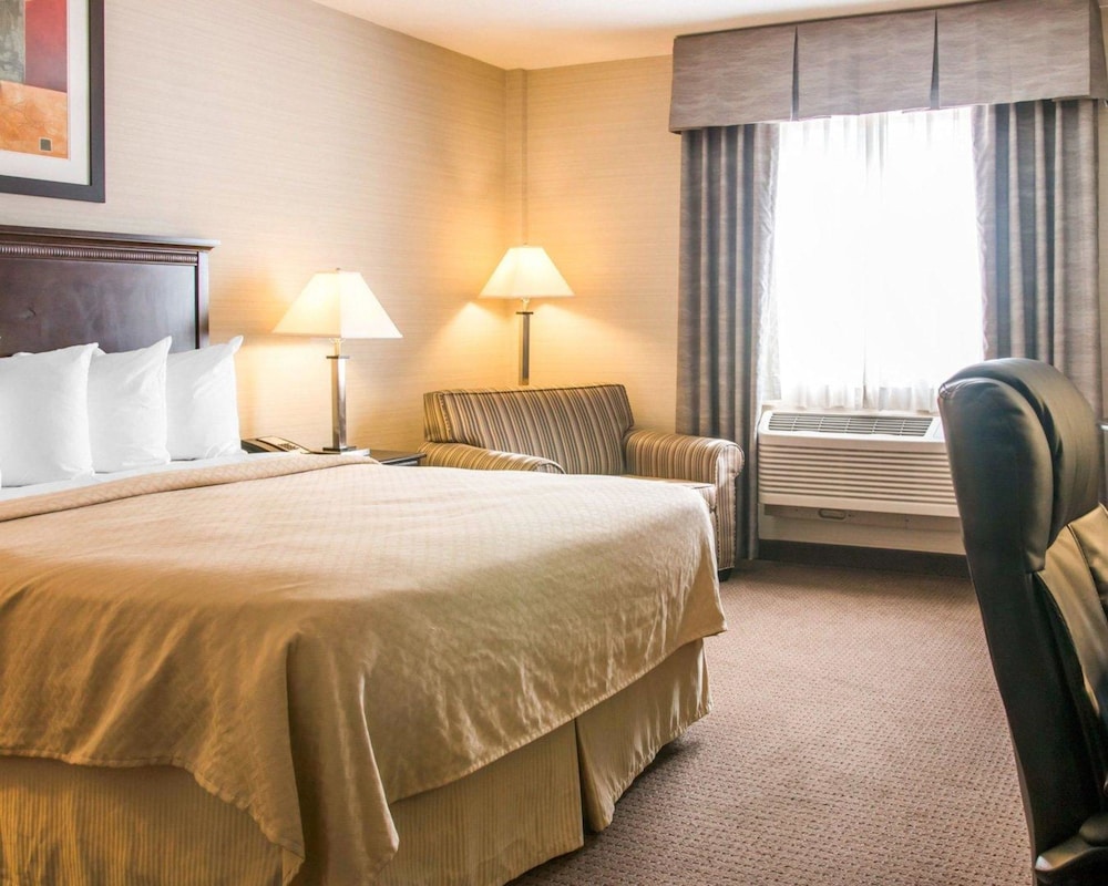 Quality Inn Suites Next To the Casino 9/35