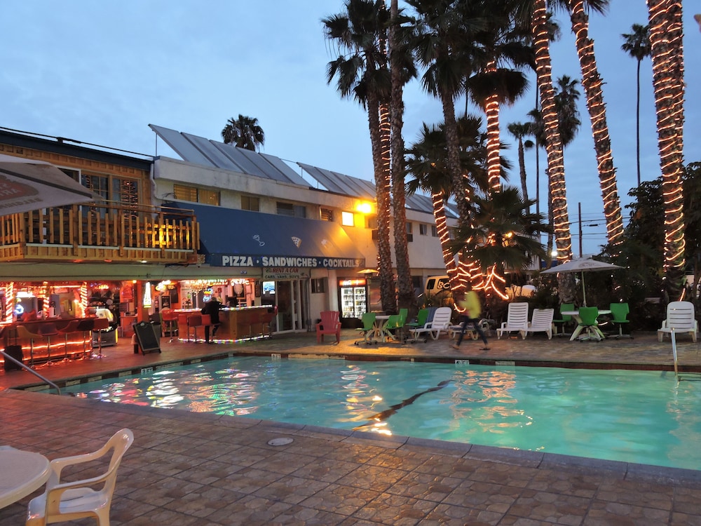 La Adventurer All Suite Hotel 25/27