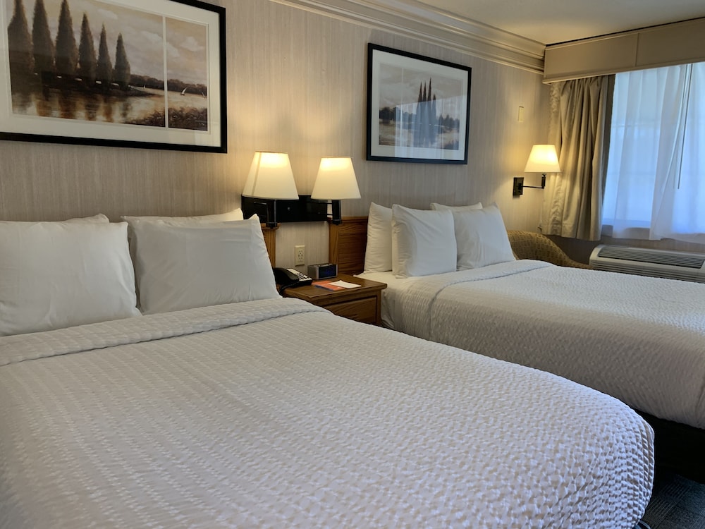 Coachman Inn Suites 23/64