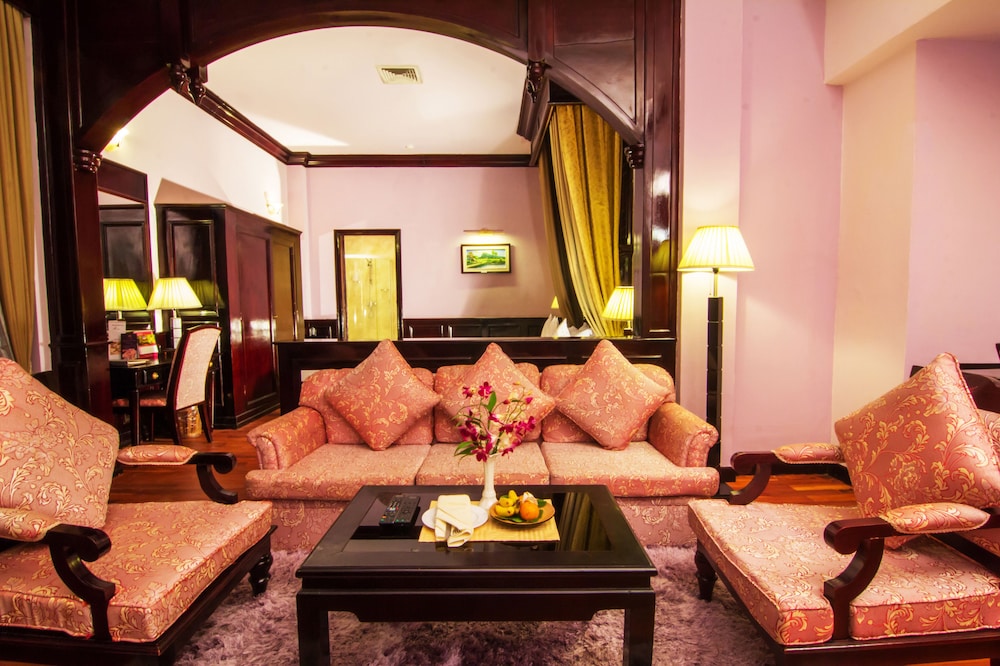 REE HOTEL 28/50