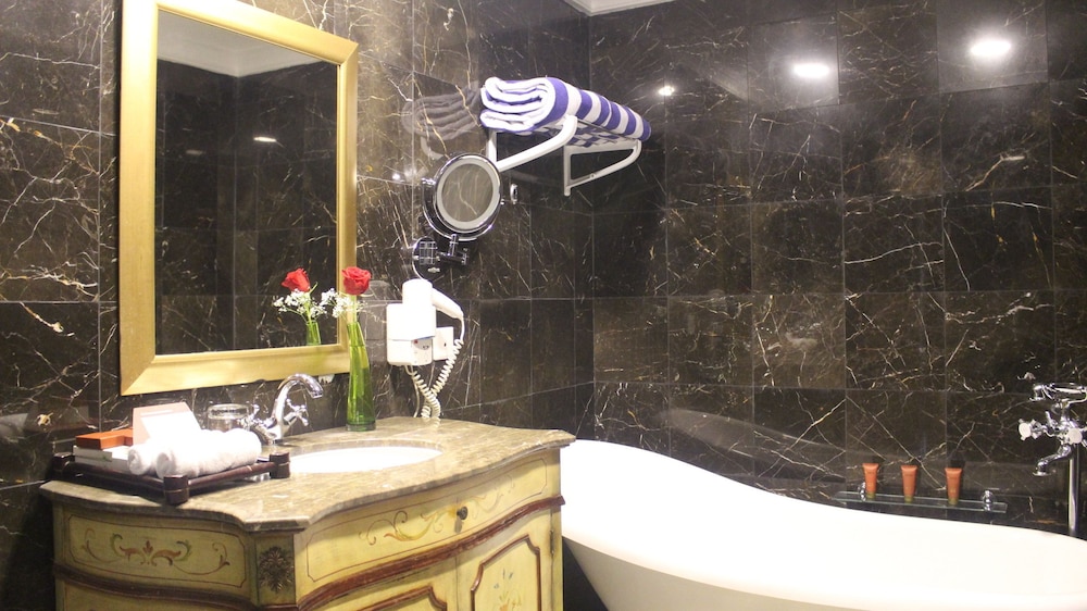 The Convention Center Royal Suites Hotel 2/50