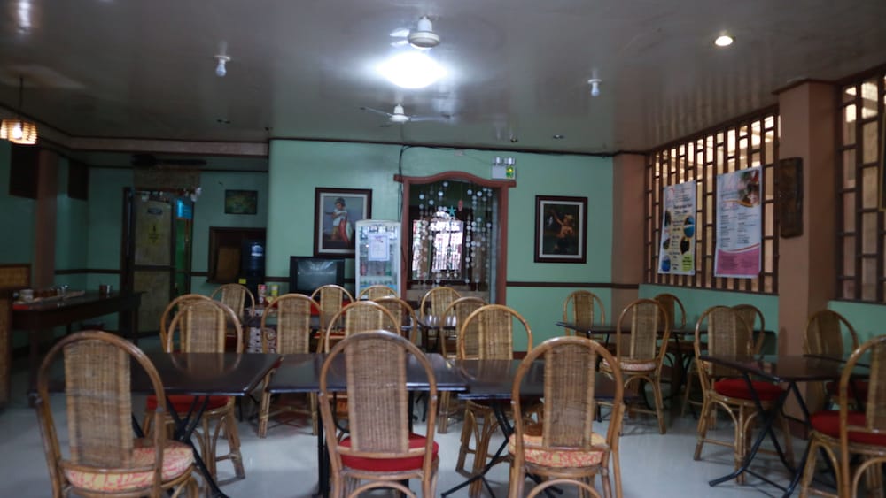 Lolo Oyong Pension House 35/39
