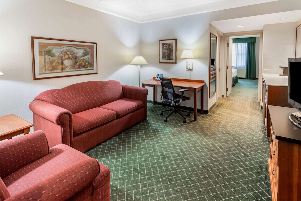 La Quinta Inn Suites Madison American Center 25/38