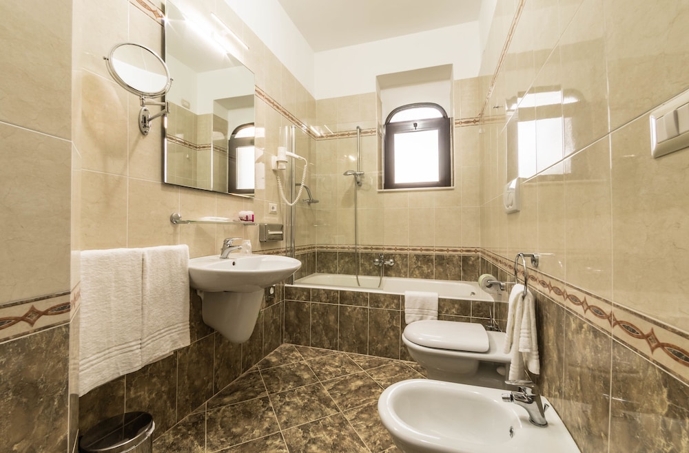 Villa Donna Lisa Wine Hotel 75/78