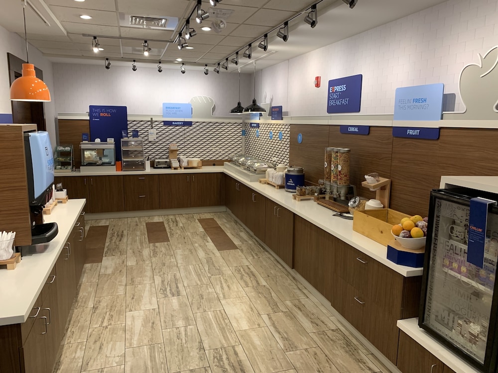 HOLIDAY INN EXPRESS EVANSVILLE 53/61