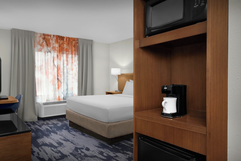 Fairfield Inn Suites Fayetteville North 16/50