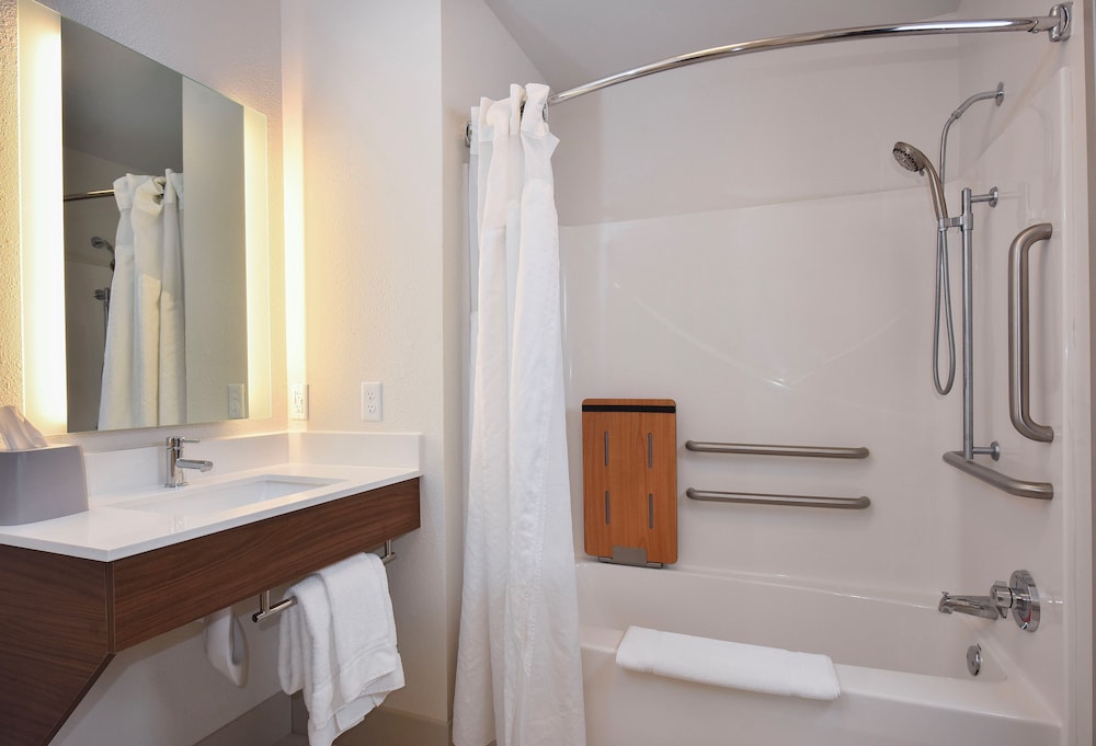 Holiday Inn Express Hotel & Suites Selma 64/65