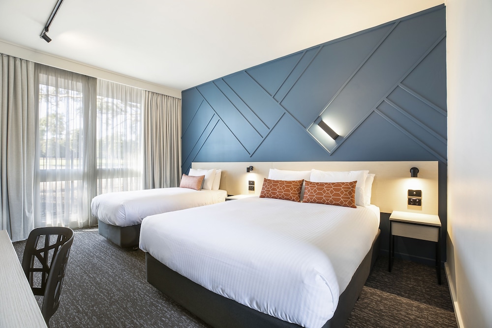 Sandown Park Hotel 5/42