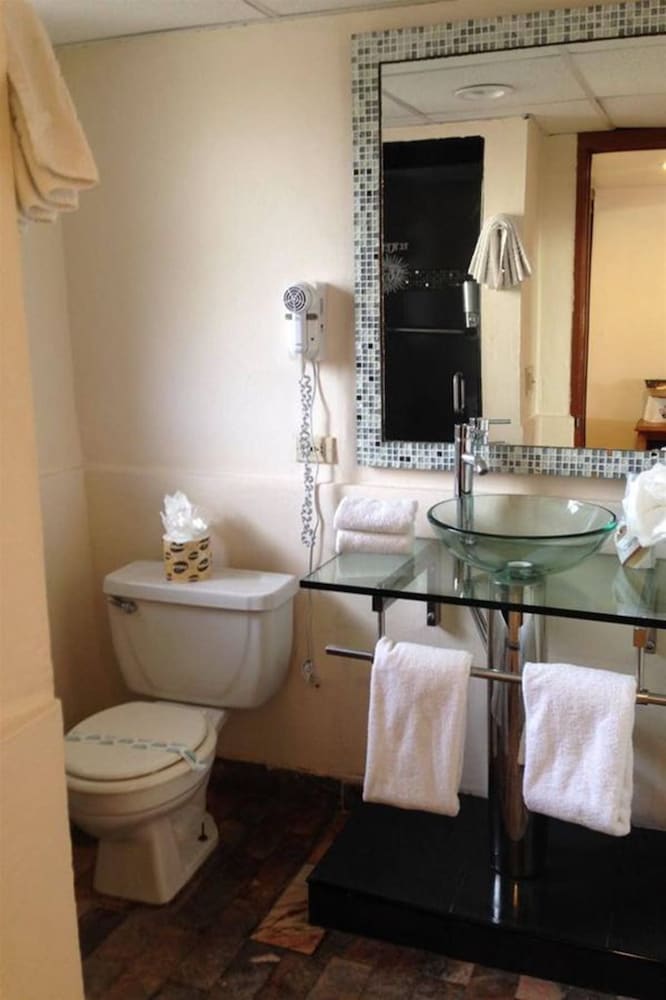 Americas Best Value Inn - Posada El Rey Sol 28/28