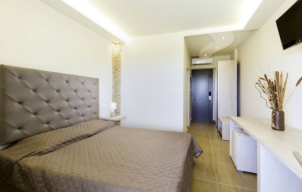 Maroula Blue Studios And Suites 14/70