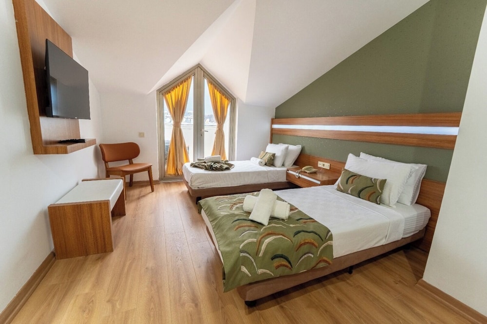 Family, Double and Twin Beds, Hotel Santamarina 2/10