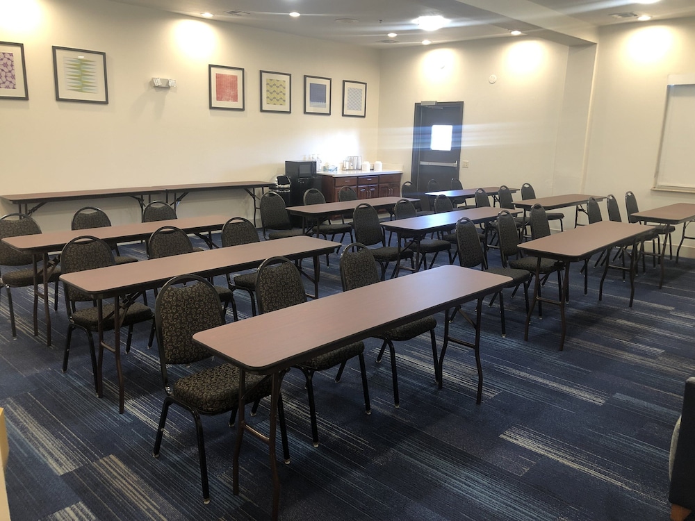 Holiday Inn Express and Suites Woodward Hwy 270 44/46