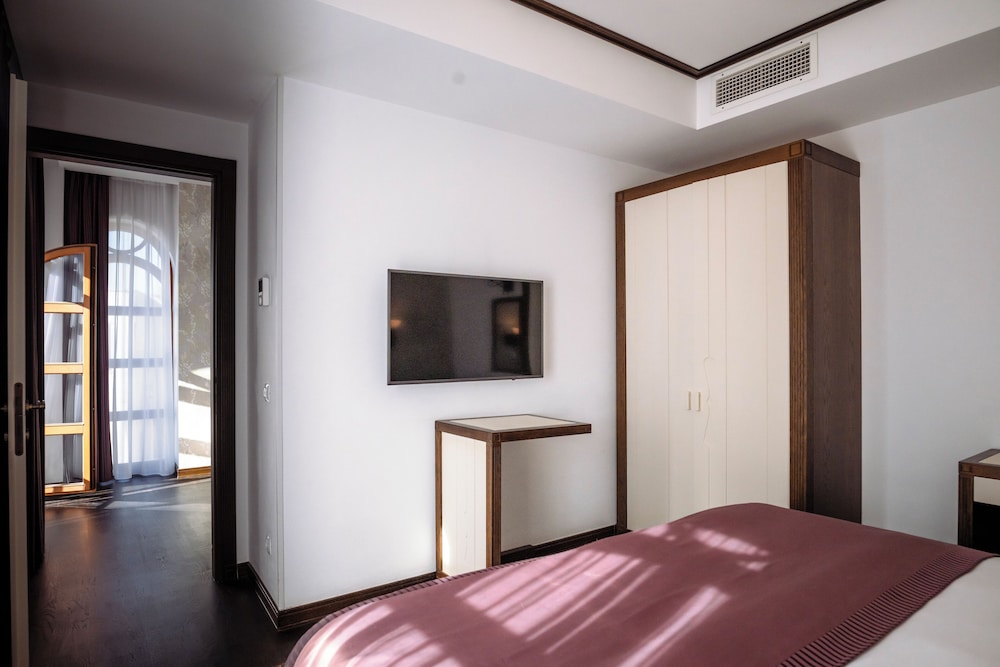 EXECUTIVE, SUITE, KING BED