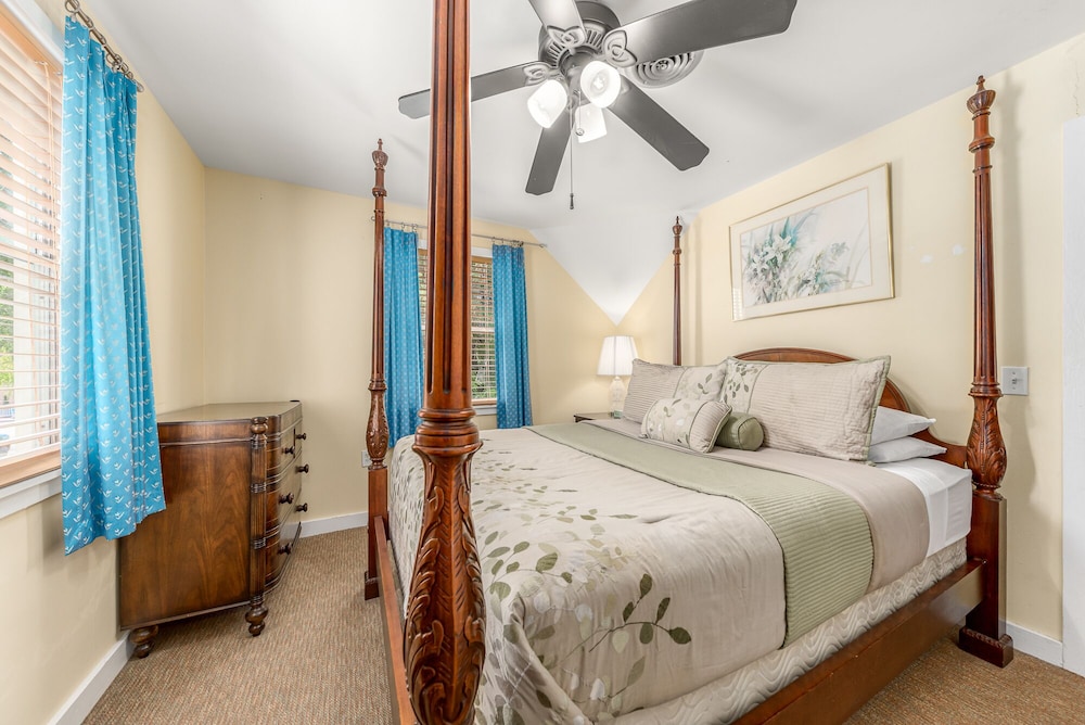 3 Bedrooms, Suite, 1 King and 2 Queen Beds, 2 Queen Beds, Water View, 1.5 Bathrooms, Sofa, Kitchen