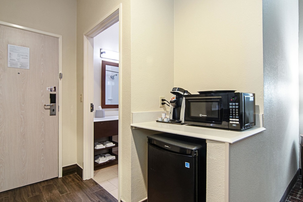 Comfort Suites NW Dallas Near Love Field 24/49