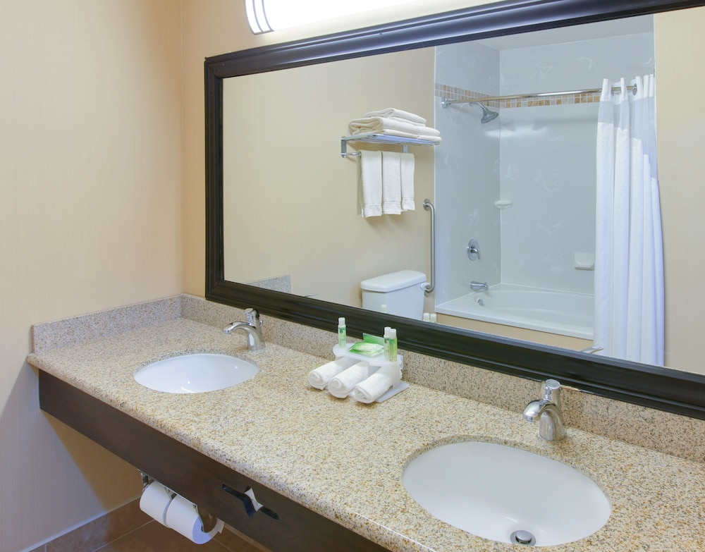 Holiday Inn Express Oakdale 26/72