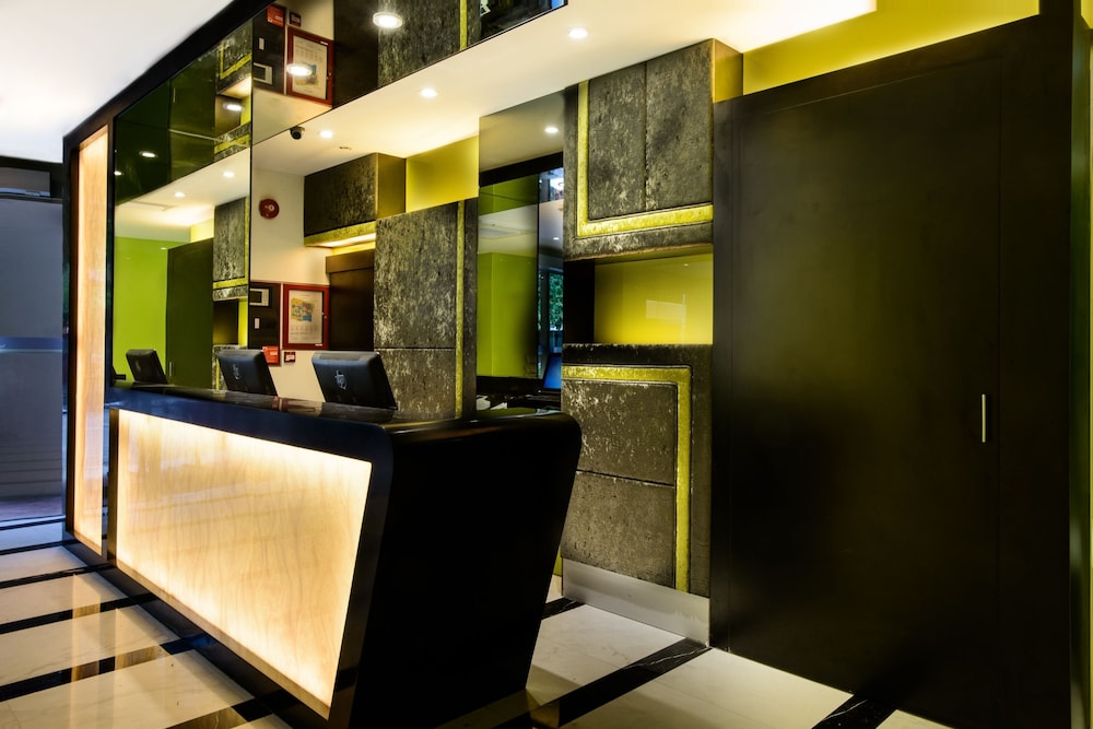 J8 Hotel 6/65