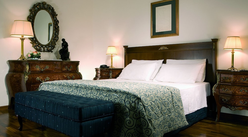 جناح سيغنتشر بسرير كينج بإطلالة على البحر مع أريكة، Grand Hotel Europa Palace 7/10