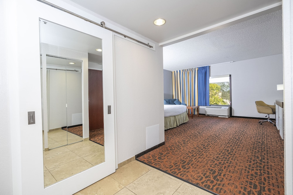 Room, King Bed, Sofa, Hampton Inn Spring Hill 6/10