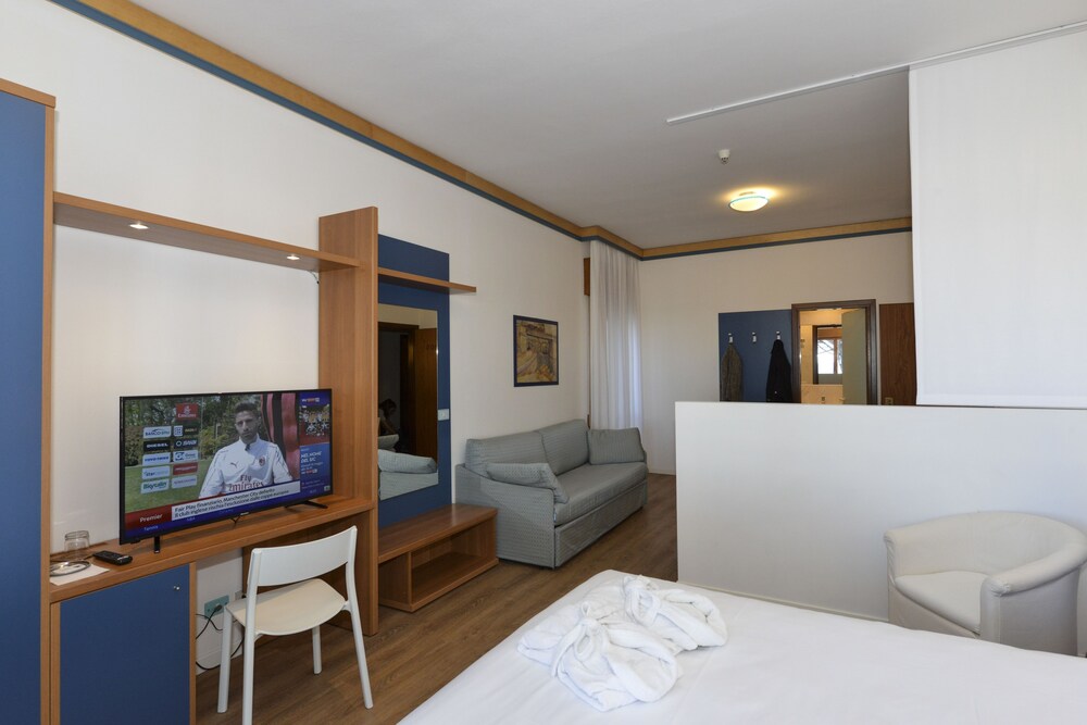 Excelsior Hotel 8/61
