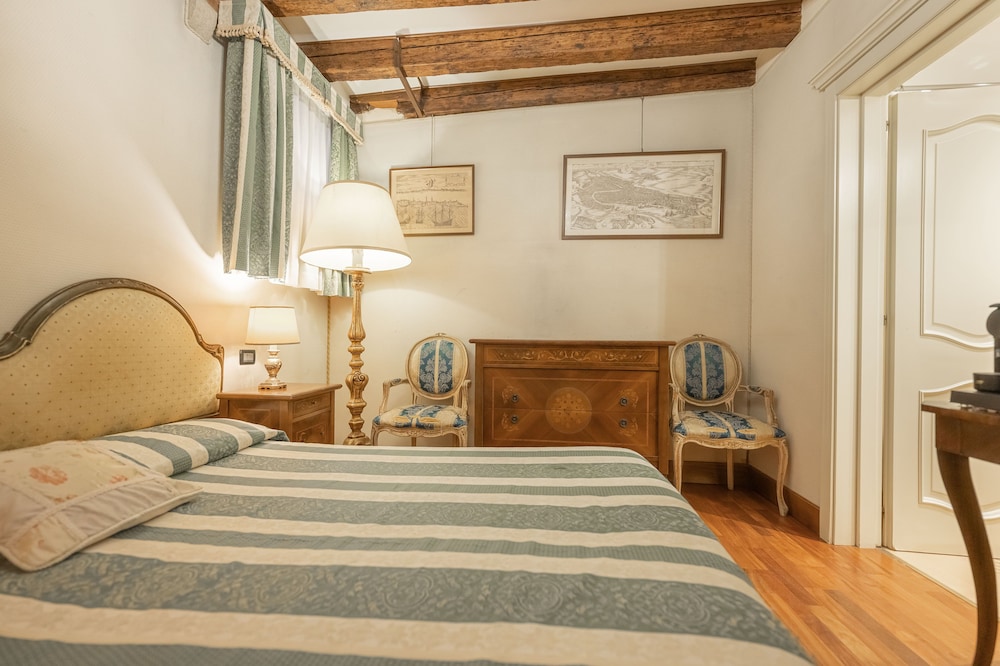 Standard, Queen Bed, Ca Valeri 3/9