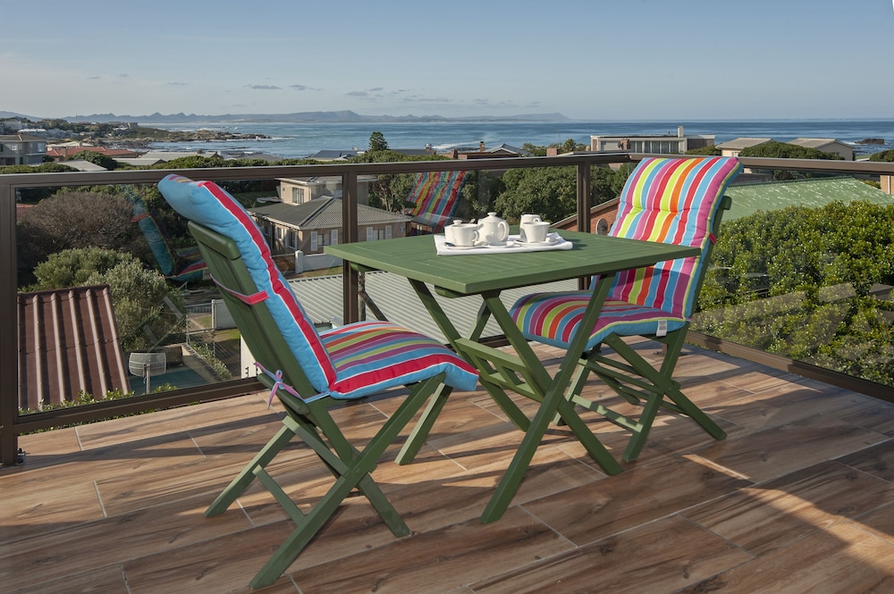 White Shark Guest House 25/50