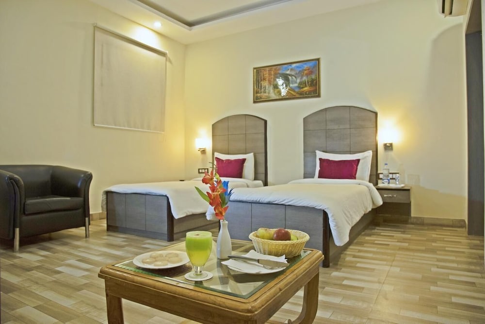 Spring Sky Mughalsarai By ShriGo Hotels 12/33