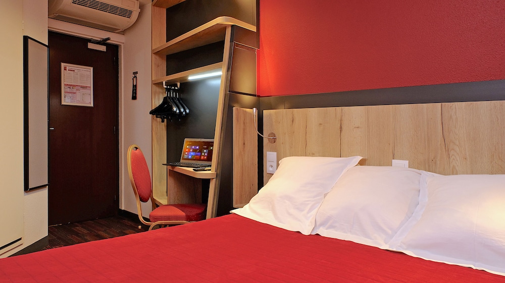 In Hotel 25/54